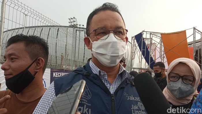 Anies Baswedan melakukan peletakan batu pertama pembangunan Kampung Susun Bayam dekat JIS, 7 Mei 2022. (Fakri Fadlurrohman/detikcom)