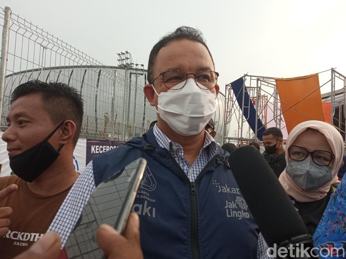 Anies Baswedan melakukan peletakan batu pertama pembangunan Kampung Susun Bayam dekat JIS, 7 Mei 2022. (Fakri Fadlurrohman/detikcom)