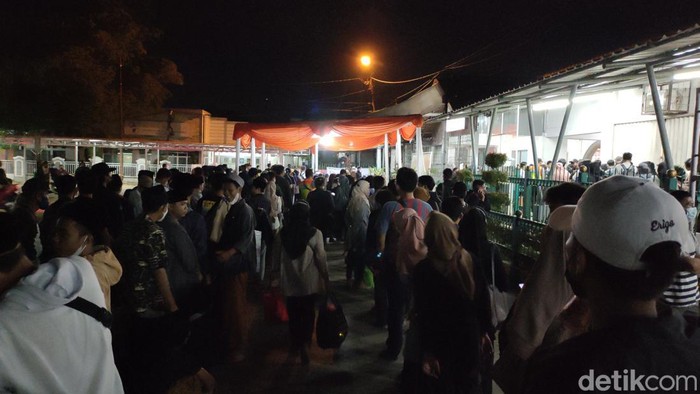 Antrean calon penumpang di Stasiun Rangkasbitung mengular (Fathul Rizkoh/detikcom)