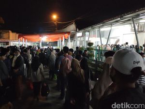 Stasiun Rangkasbitung Dipadati Calon Penumpang, Antrean Mengular