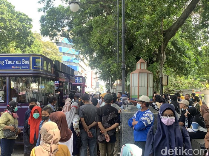 Antrean calon penumpang menunggu naik Bus Bandros.