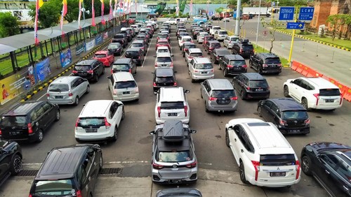Antrean kendaraan arus balik wisatawan yang akan keluar Bali melalui Pelabuhan penyeberangan Gilimanuk Bali