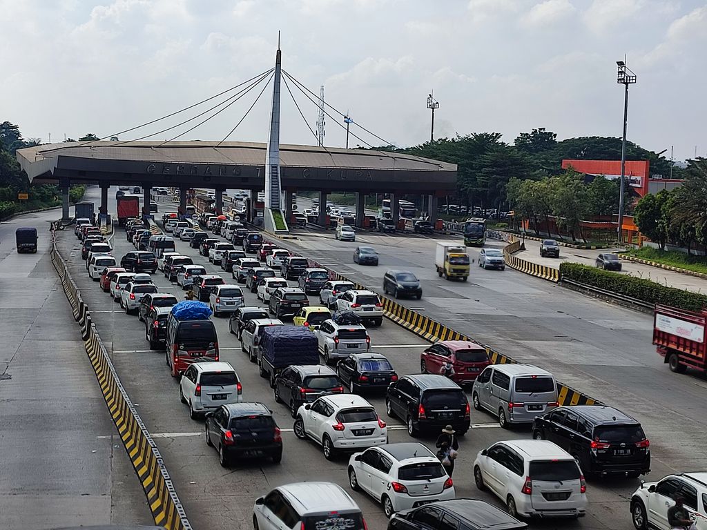 Antrean kendaraan di GT Cikupa pada pukul 09.30 WIB, Sabtu (7/5/2022)-(Nahda-detikcom) Antrean kendaraan di GT Cikupa pada pukul 09.30 WIB, Sabtu (7/5/2022)-(Nahda-detikcom)