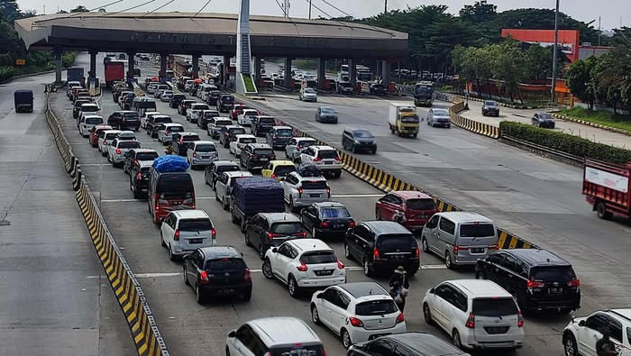 Antrean kendaraan di GT Cikupa pada pukul 09.30 WIB, Sabtu (7/5/2022)-(Nahda-detikcom)