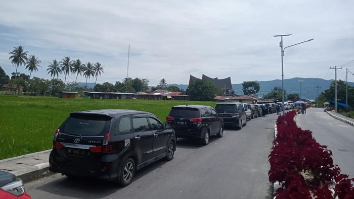 Antrean kendaraan di Pelabuhan Ambarita Samosir.
