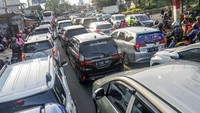 Sejumlah kendaraan antre di jalur wisata Puncak, Cipayung, Kabupaten Bogor, Jawa Barat, Sabtu (7/5/2022).