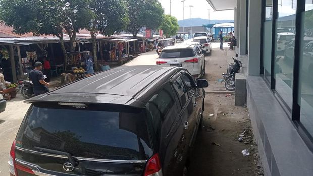 Antrean kendaraan mengular di Pelabuhan Ambarita Samosir