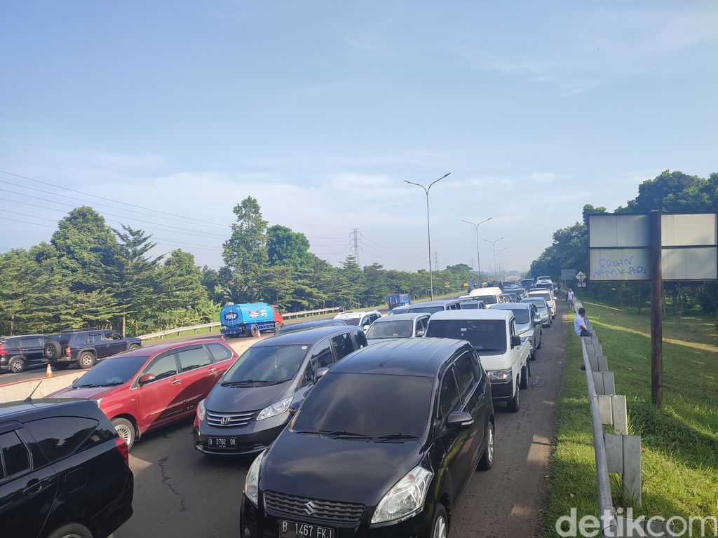 Antrean kendaraan menuju kawasan Puncak, Kabupaten Bogor di KM 45 Tol Jagorawi, 7 Mei 2022 pagi. (Rizky Adha/detikcom)