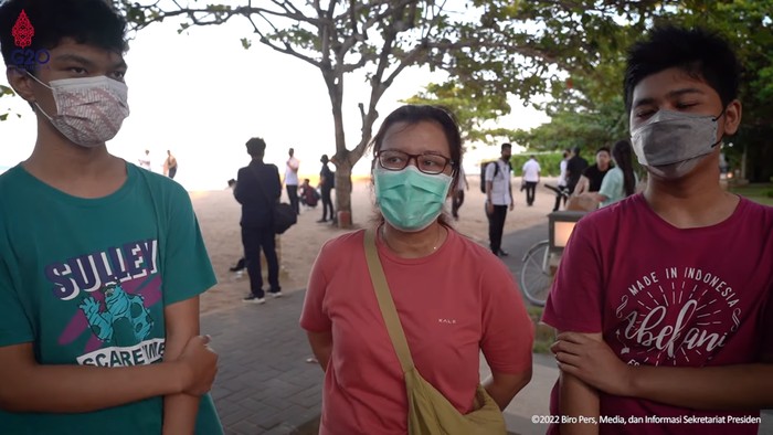 Antusias warga lihat Jokowi main air bersama cucu di Pantai Nusa Dua, Bali (tangkapan layar)