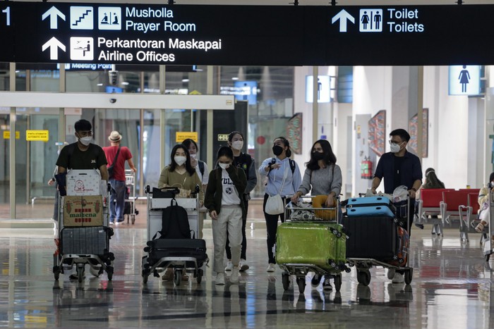 Sejumlah penumpang pesawat berjalan sambil membawa barangnya setibanya di Terminal 2 Domestik Bandara Soekarno Hatta, Tangerang, Banten, Sabtu (7/5/2022). PT Angkasa Pura II mencatat pada H+4 lebaran sebanyak 79.763 penumpang tiba di Bandara Soekarno Hatta dengan 464 pergerakan pesawat. ANTARA FOTO/Fauzan/tom.