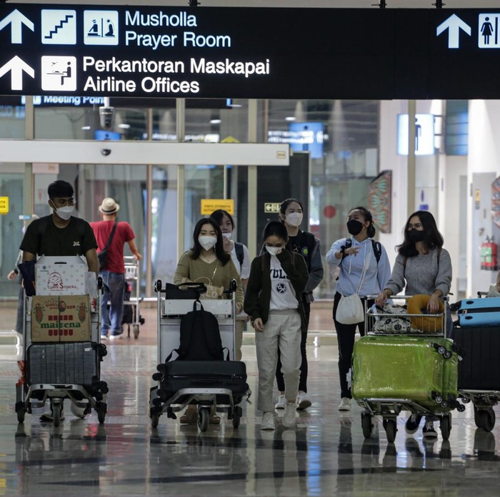 Sejumlah penumpang pesawat berjalan sambil membawa barangnya setibanya di Terminal 2 Domestik Bandara Soekarno Hatta, Tangerang, Banten, Sabtu (7/5/2022). PT Angkasa Pura II mencatat pada H+4 lebaran sebanyak 79.763 penumpang tiba di Bandara Soekarno Hatta dengan 464 pergerakan pesawat. ANTARA FOTO/Fauzan/tom.