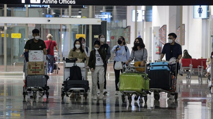 ARUS BALIK DI BANDARA SOEKARNO HATTA Sejumlah penumpang pesawat berjalan sambil membawa barangnya setibanya di Terminal 2 Domestik Bandara Soekarno Hatta, Tangerang, Banten, Sabtu (7/5/2022). PT Angkasa Pura II mencatat pada H+4 lebaran sebanyak 79.763 penumpang tiba di Bandara Soekarno Hatta dengan 464 pergerakan pesawat. ANTARA FOTO/Fauzan/tom.