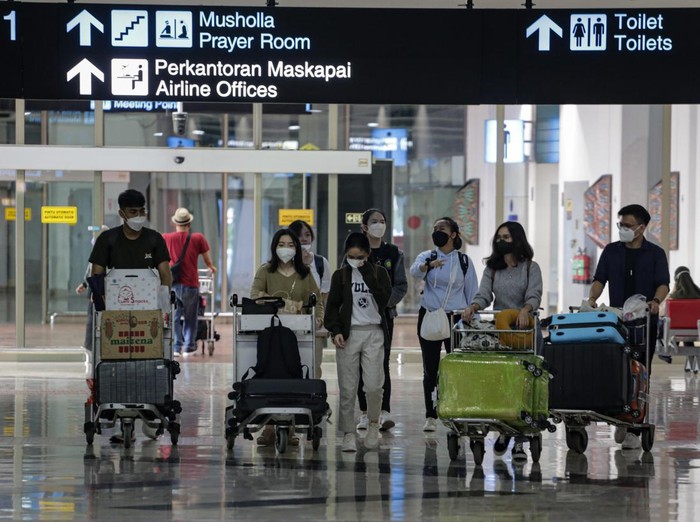 Sejumlah penumpang pesawat berjalan sambil membawa barangnya setibanya di Terminal 2 Domestik Bandara Soekarno Hatta, Tangerang, Banten, Sabtu (7/5/2022). PT Angkasa Pura II mencatat pada H+4 lebaran sebanyak 79.763 penumpang tiba di Bandara Soekarno Hatta dengan 464 pergerakan pesawat. ANTARA FOTO/Fauzan/tom.