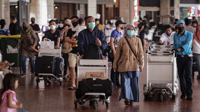 Sejumlah penumpang pesawat berjalan sambil membawa barangnya setibanya di Terminal 2 Domestik Bandara Soekarno Hatta, Tangerang, Banten, Sabtu (7/5/2022). PT Angkasa Pura II mencatat pada H+4 lebaran sebanyak 79.763 penumpang tiba di Bandara Soekarno Hatta dengan 464 pergerakan pesawat. ANTARA FOTO/Fauzan/tom.