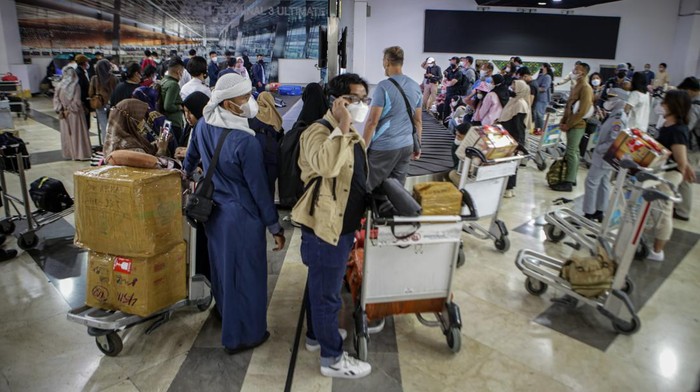 ARUS BALIK DI BANDARA SOEKARNO HATTA Sejumlah penumpang pesawat berjalan sambil membawa barangnya setibanya di Terminal 2 Domestik Bandara Soekarno Hatta, Tangerang, Banten, Sabtu (7/5/2022). PT Angkasa Pura II mencatat pada H+4 lebaran sebanyak 79.763 penumpang tiba di Bandara Soekarno Hatta dengan 464 pergerakan pesawat. ANTARA FOTO/Fauzan/tom.