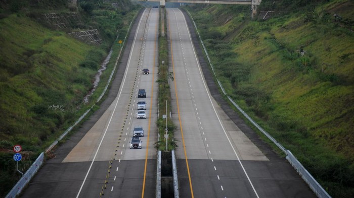 Foto udara kendaraan yang melintas di jalur fungsional Jalan Tol Cileunyi-Sumedang-Dawuan (Cisumdawu) di Sinarmulya, Kabupaten Sumedang, Jawa Barat, Sabtu (7/5/2022). Polres Sumedang membuka jalur fungsional Jalan Tol Cisumdawu hingga Minggu (8/5/2022) guna mencegah terjadinya kemacetan di jalur arteri Sumedang-Bandung pada arus balik Lebaran 2022. ANTARA FOTO/Raisan Al Farisi/tom.