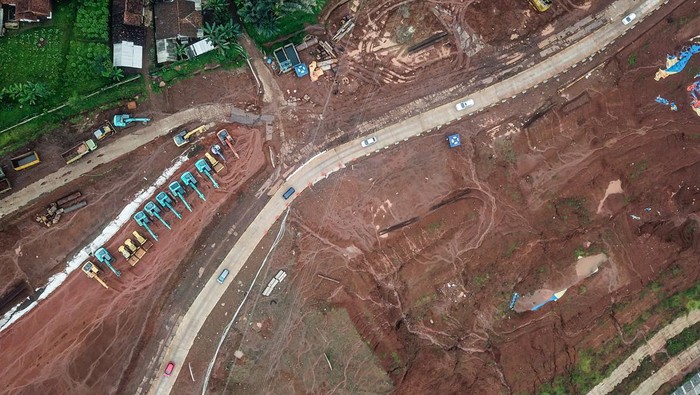 Foto udara kendaraan yang melintas di jalur fungsional Jalan Tol Cileunyi-Sumedang-Dawuan (Cisumdawu) di Sinarmulya, Kabupaten Sumedang, Jawa Barat, Sabtu (7/5/2022). Polres Sumedang membuka jalur fungsional Jalan Tol Cisumdawu hingga Minggu (8/5/2022) guna mencegah terjadinya kemacetan di jalur arteri Sumedang-Bandung pada arus balik Lebaran 2022. ANTARA FOTO/Raisan Al Farisi/tom.
