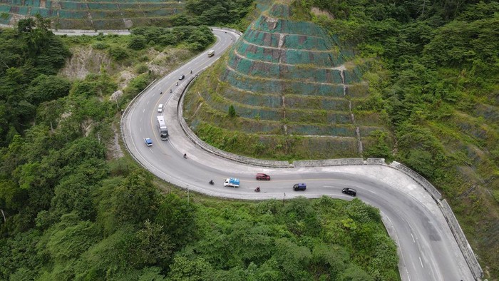 ARUS BALIK DI JALUR TRANS SULAWESI Kendaraan melintasi jalur Trans Sulawesi kawasan Pegunungan Kebun Kopi di Kabupaten Donggala, Sulawesi Tengah, Sabtu (7/5/2022). Arus balik Lebaran di jalur yang menghubungkan Kota Palu dengan sejumlah kabupaten dan Provinsi Gorontalo serta Sulawesi Utara tersebut terpantau ramai dan lancar. ANTARA FOTO/Mohamad Hamzah/tom.