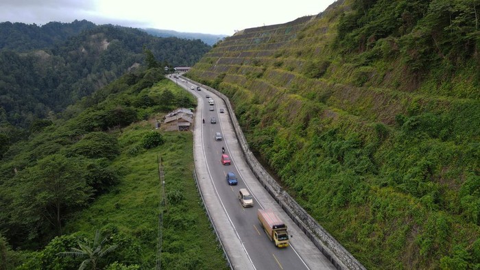 ARUS BALIK DI JALUR TRANS SULAWESI Kendaraan melintasi jalur Trans Sulawesi kawasan Pegunungan Kebun Kopi di Kabupaten Donggala, Sulawesi Tengah, Sabtu (7/5/2022). Arus balik Lebaran di jalur yang menghubungkan Kota Palu dengan sejumlah kabupaten dan Provinsi Gorontalo serta Sulawesi Utara tersebut terpantau ramai dan lancar. ANTARA FOTO/Mohamad Hamzah/tom.