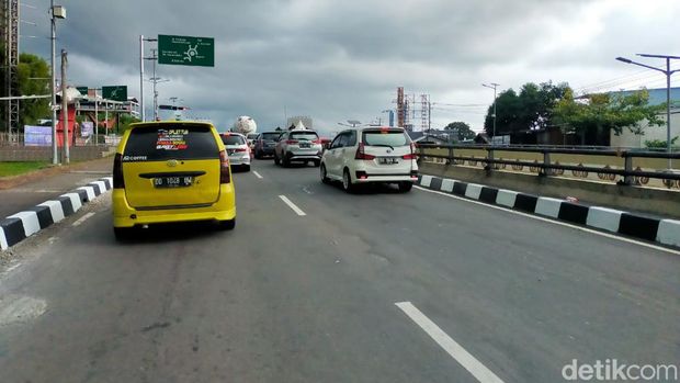 Arus lalu lintas di Kawasan Simpang 5 Mandai masih normal lancar