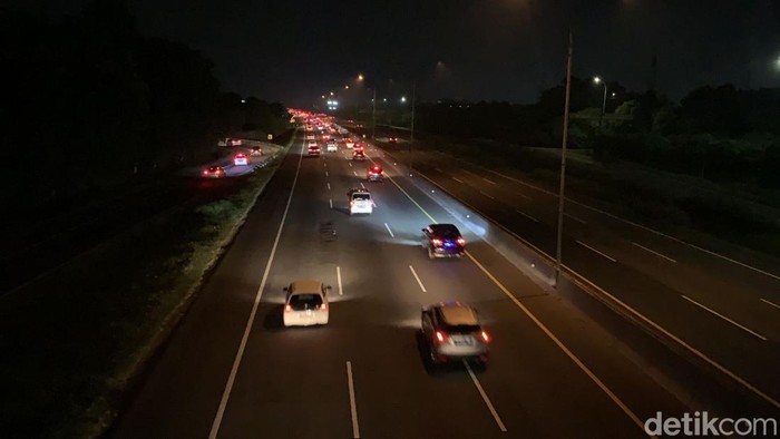 Arus lalu lintas nampak lengang di Km 54 Tol Cikampek (Yogi Ernes/detikcom)