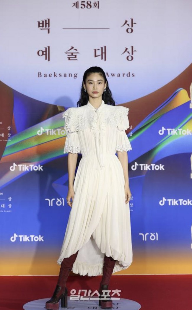 Jung Ho YeonModel yang beralih jadi aktris ini mendapat penghargaan atas perannya dalam drama fenomenal Squid Game. Meski belum berhasil membawa piala dari Baeksang, Jung Ho Yeon tampil menawan berbalut dress cantik Louis Vuitton . Ia mengenakan koleksi musim semi 2020 itu dengan high knee boots sehingga terlihat high fashion.Foto: Ilgak Sports via Seoul Story