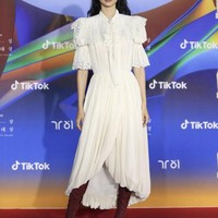 Jung Ho YeonModel yang beralih jadi aktris ini mendapat penghargaan atas perannya dalam drama fenomenal Squid Game. Meski belum berhasil membawa piala dari Baeksang, Jung Ho Yeon tampil menawan berbalut dress cantik Louis Vuitton . Ia mengenakan koleksi musim semi 2020 itu dengan high knee boots sehingga terlihat high fashion.Foto: Ilgak Sports via Seoul Story