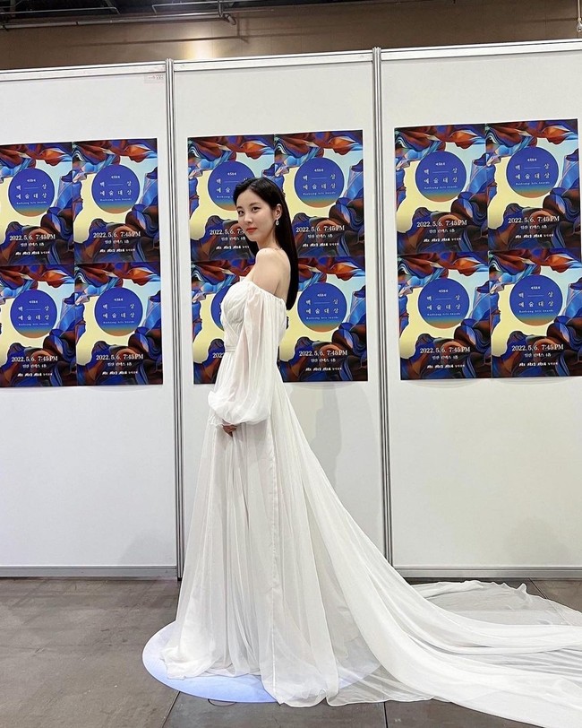 Seohyun SNSDPersonel SNSD lain yang sukses jadi aktris dan dinominasikan dalam Baeksang Arts Awards 2022 adalah Seohyun. Kompak dengan Yoona, ia juga mengenakan gaun berwarna putih. Busana yang flowy itu semakin memancarkan aura cantik Soehyun.Foto: Instagram