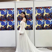 Seohyun SNSDPersonel SNSD lain yang sukses jadi aktris dan dinominasikan dalam Baeksang Arts Awards 2022 adalah Seohyun. Kompak dengan Yoona, ia juga mengenakan gaun berwarna putih. Busana yang flowy itu semakin memancarkan aura cantik Soehyun.Foto: Instagram