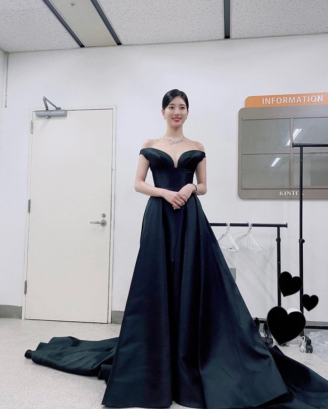 SuzySuzy menjadi salah satu pembawa acara Baeksang Awards tahun ini. Ia mengenakan beberapa gaun cantik salah satunyaa adalah keluaran Oakley berikut. Dipadukan dengan aksesori berkilauan, penampilannya semakin bikin silau.Foto: Instagram/Ingak Sports via Seoul Story