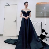SuzySuzy menjadi salah satu pembawa acara Baeksang Awards tahun ini. Ia mengenakan beberapa gaun cantik salah satunyaa adalah keluaran Oakley berikut. Dipadukan dengan aksesori berkilauan, penampilannya semakin bikin silau.Foto: Instagram/Ingak Sports via Seoul Story
