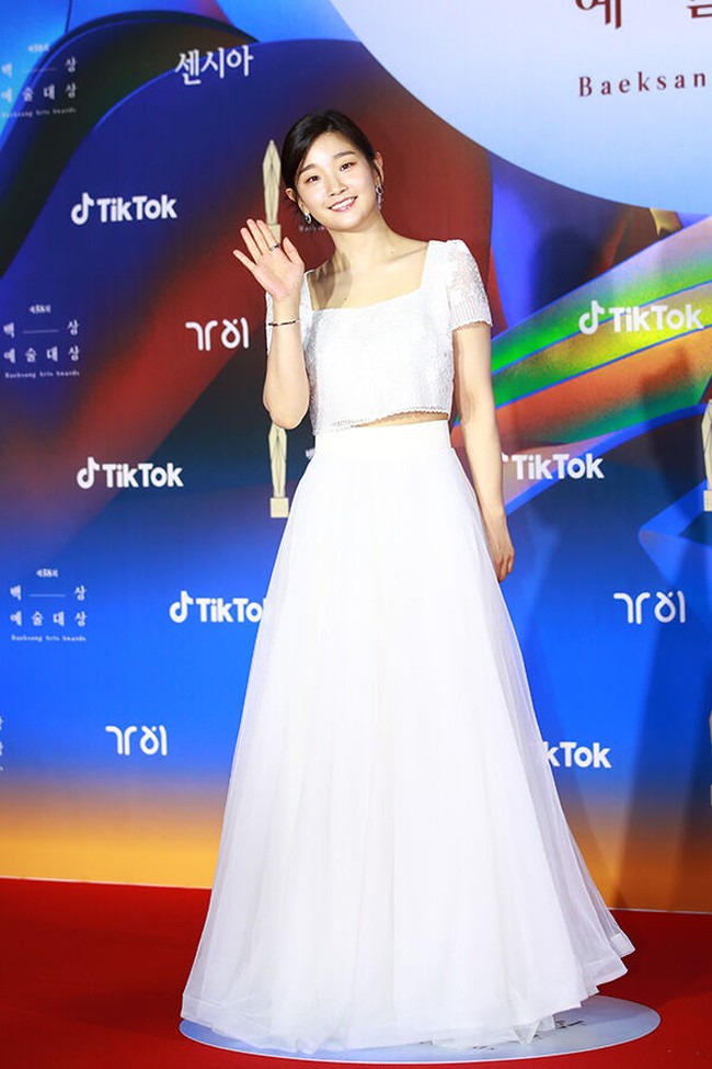 Park So DamPemain film Parasite ini datang ke Baeksang Awards 2022 setelah menjalani operasi. Ia didiagnosa menderita kanker tiroid papiler tahun lalu. Penampilannya pun tak kalah mempesona. So Dam mengenakan setelan crop dan rok ala ball gown.Foto: via Seoul Story