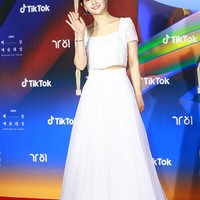 Park So DamPemain film Parasite ini datang ke Baeksang Awards 2022 setelah menjalani operasi. Ia didiagnosa menderita kanker tiroid papiler tahun lalu. Penampilannya pun tak kalah mempesona. So Dam mengenakan setelan crop dan rok ala ball gown.Foto: via Seoul Story