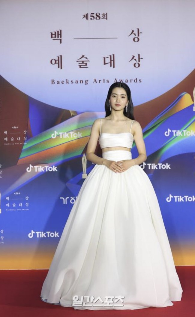 Kim Tae Ri meraih dua penghargaan sekaligus semalam atas perannya sebagai anak SMA dalam Twenty Five Twenty One. Ia pun tampil glamour dengan setelan bra top dan ball skirt keluaran Brandon Maxwell. Dipadukan dengan aksesori total miliaran rupiah, gaya wanita 31 tahun itu terlihat glamour meski banyak netizen menyebutnya imut.Foto: Ilgak Sports via Seoul Story