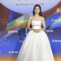 Kim Tae Ri meraih dua penghargaan sekaligus semalam atas perannya sebagai anak SMA dalam Twenty Five Twenty One. Ia pun tampil glamour dengan setelan bra top dan ball skirt keluaran Brandon Maxwell. Dipadukan dengan aksesori total miliaran rupiah, gaya wanita 31 tahun itu terlihat glamour meski banyak netizen menyebutnya imut.Foto: Ilgak Sports via Seoul Story