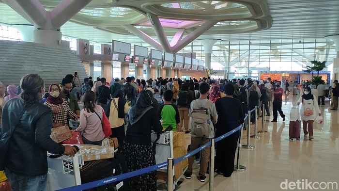 Penumpang pemadati Yogyakarta International Airport (YIA) di H+5 Lebaran, Sabtu (7/5/2022).