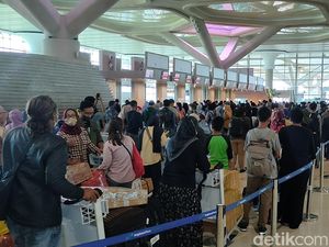 Ribuan Penumpang Padati Terminal Kedatangan-Keberangkatan Bandara YIA