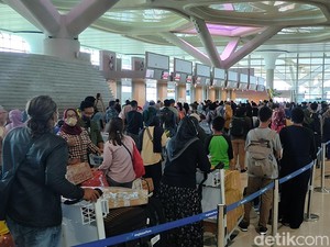 Ribuan Penumpang Padati Terminal Kedatangan-Keberangkatan Bandara YIA