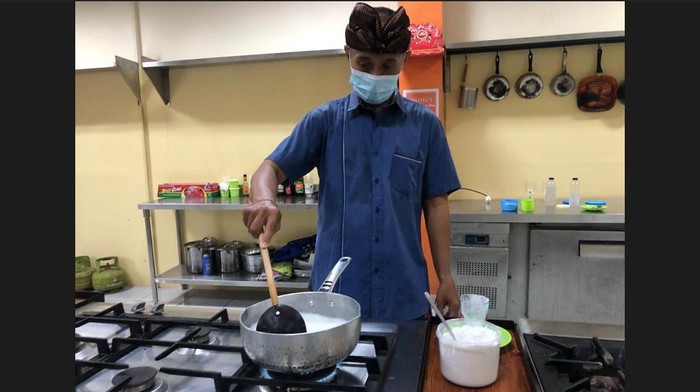 Made Bandem saat membuat bubur tuak
