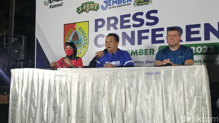 Bupati Jember Hendy Siswantos saat memberikan keterangan pers terkait event-event menarik hingga akhir tahun 2022.