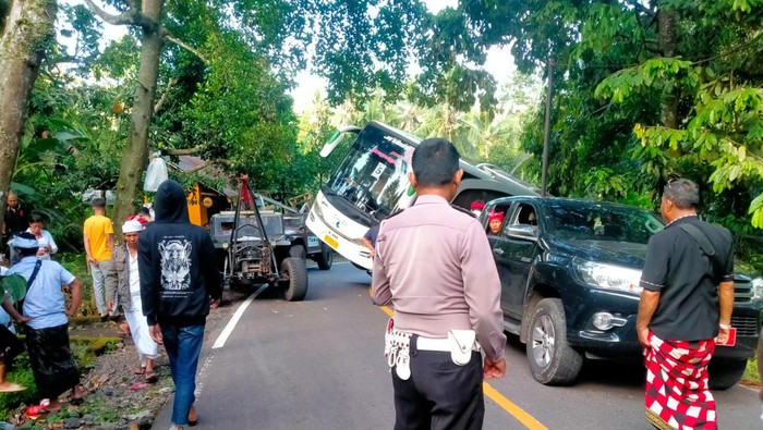 Bus terperosok di Jalan Raya Besakih