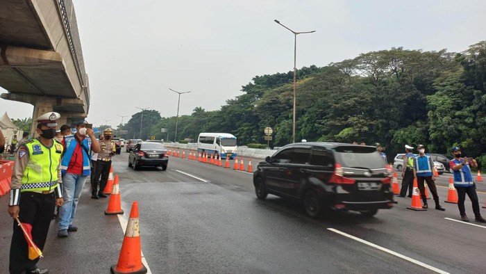 Contraflow berlaku di Tol Jakarta Cikampek Km 28-Km 3+500