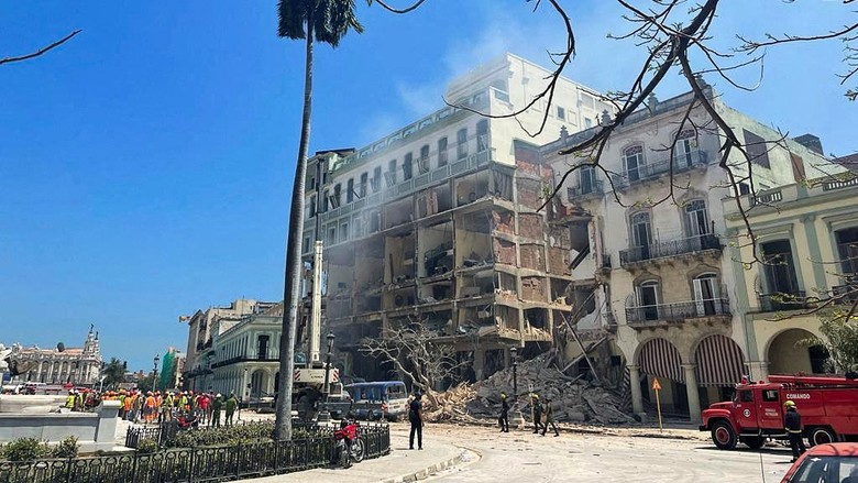 CUBA-BLAST/ A gas tanker truck is lifted from debris after an explosion hit the Hotel Saratoga, in Havana, Cuba May 6, 2022. REUTERS/Alexandre Meneghini TPX IMAGES OF THE DAY