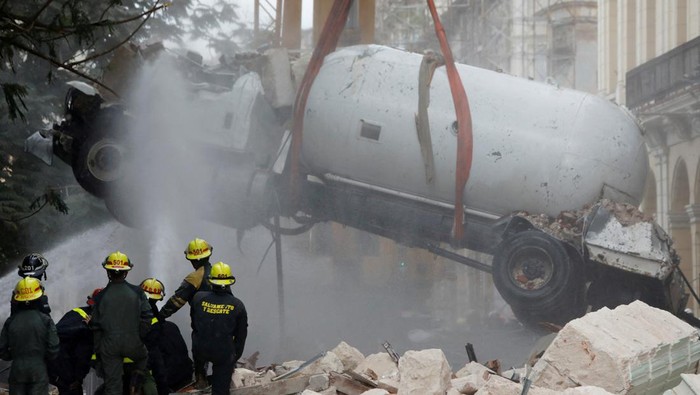 A gas tanker truck is lifted from debris after an explosion hit the Hotel Saratoga, in Havana, Cuba May 6, 2022. REUTERS/Alexandre Meneghini     TPX IMAGES OF THE DAY