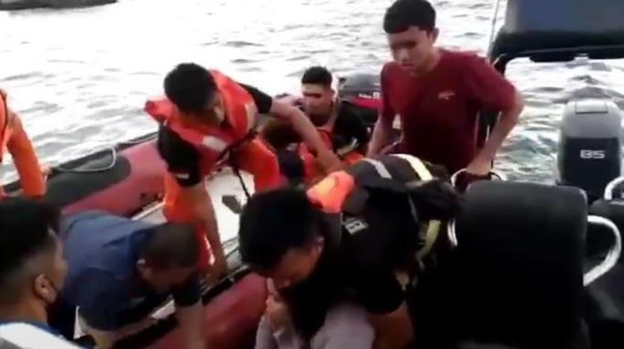 Wisatawan Pingsan Dievakuasi Lewat Perairan Danau Toba. Foto: istimewa