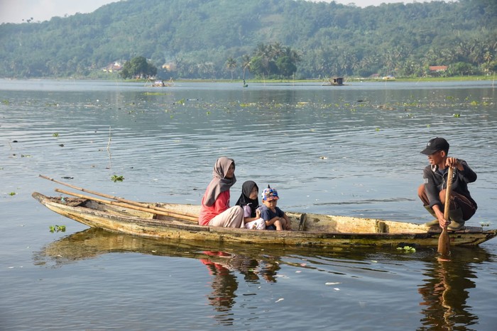 Dedi Mulyadi Dicurhati Nelayan di Danau Cirata