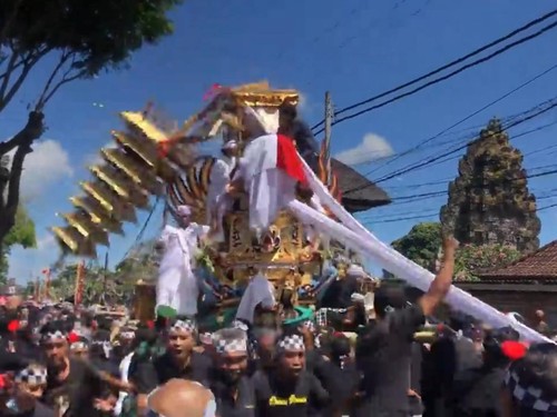 Detik-detik tumpang sia atau bagian atas bade jatuh saat palebon tokoh Puri Bangli, Sabtu (7/5).