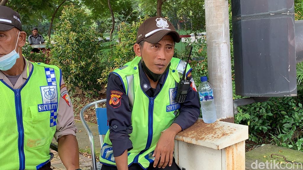 Ewan, sekuriti di Rest Area KM 62 Tol Cikampek. (Yogi Ernes/detikcom)