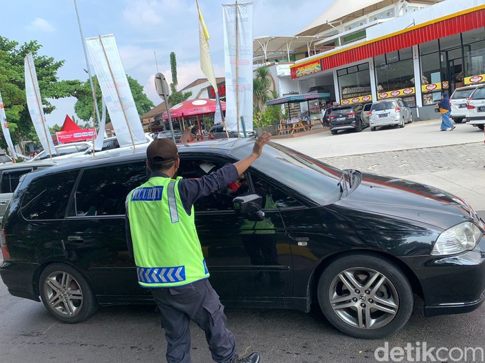 Ewan, sekuriti di Rest Area KM 62 Tol Cikampek. (Yogi Ernes/detikcom)