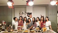 Makan bersama dengan keluarga menjadi kegiatan favoritnya. Naysilla Mirdad mengundang seluruh keluarga untuk hadir makan bersama. Foto: Instagram/naymirdad